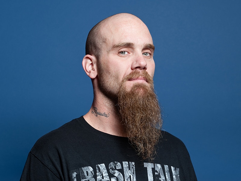 "Kyuss no es de ningún miembro: es de la gente" - “¿Ves? Ese que aparece ahí soy yo”, dice Nick Oliveri mientras agarra “Wretch” (1991), el debut de Kyuss. Es cierto: es el único miembro que figura en la tapa, camuflado detrás del título. En esa época, el músico tenía el pelo largo, y todavía no había dejado crecer su barba. NickOliveri1