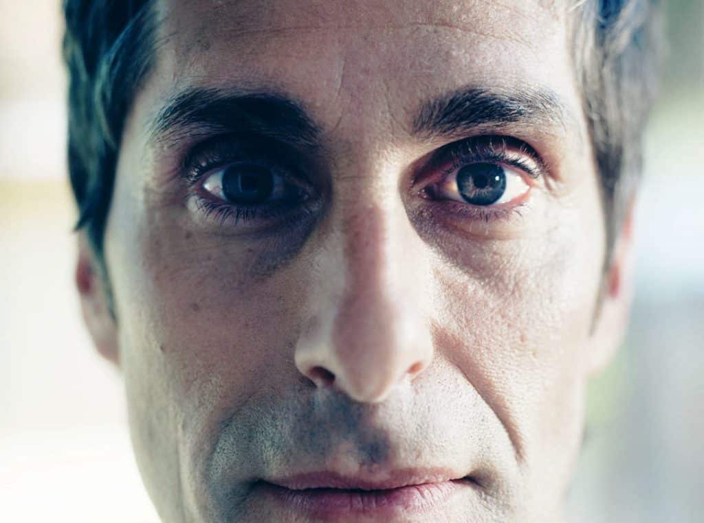Perry Farrell: "Si no entramos al Hall of Fame, se me va a romper el corazón" - “Hola, ¿sos el rey del día y de la noche?”, pregunta Perry Farrell del otro lado de la línea. “¿Qué?”, responde este periodista. “¡Si sos el rey del día y de la noche!”, vuelve a decir. “No, creo que no…”. “Ah, está bien. Entonces me debo haber equivocado. Había un tipo que vino al Lollapalooza Chicago este año, que también se llamaba Fabrizio –señala-. Pasaba con su carrito de golf diciendo: ‘¡Soy el rey del día y de la noche, soy el rey del día y de la noche!’. Deberías haberlo visto. ¡No lo voy a olvidar nunca!”. Perry Farrell 1