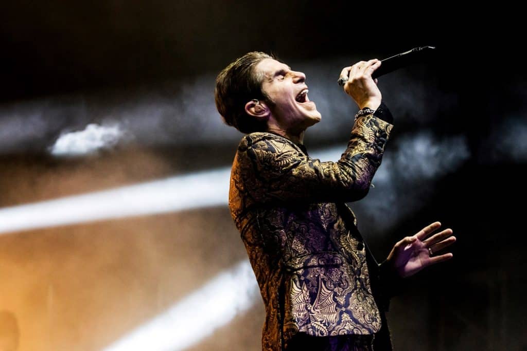 Perry Farrell: "Si no entramos al Hall of Fame, se me va a romper el corazón" - “Hola, ¿sos el rey del día y de la noche?”, pregunta Perry Farrell del otro lado de la línea. “¿Qué?”, responde este periodista. “¡Si sos el rey del día y de la noche!”, vuelve a decir. “No, creo que no…”. “Ah, está bien. Entonces me debo haber equivocado. Había un tipo que vino al Lollapalooza Chicago este año, que también se llamaba Fabrizio –señala-. Pasaba con su carrito de golf diciendo: ‘¡Soy el rey del día y de la noche, soy el rey del día y de la noche!’. Deberías haberlo visto. ¡No lo voy a olvidar nunca!”. Perry Farrell 3