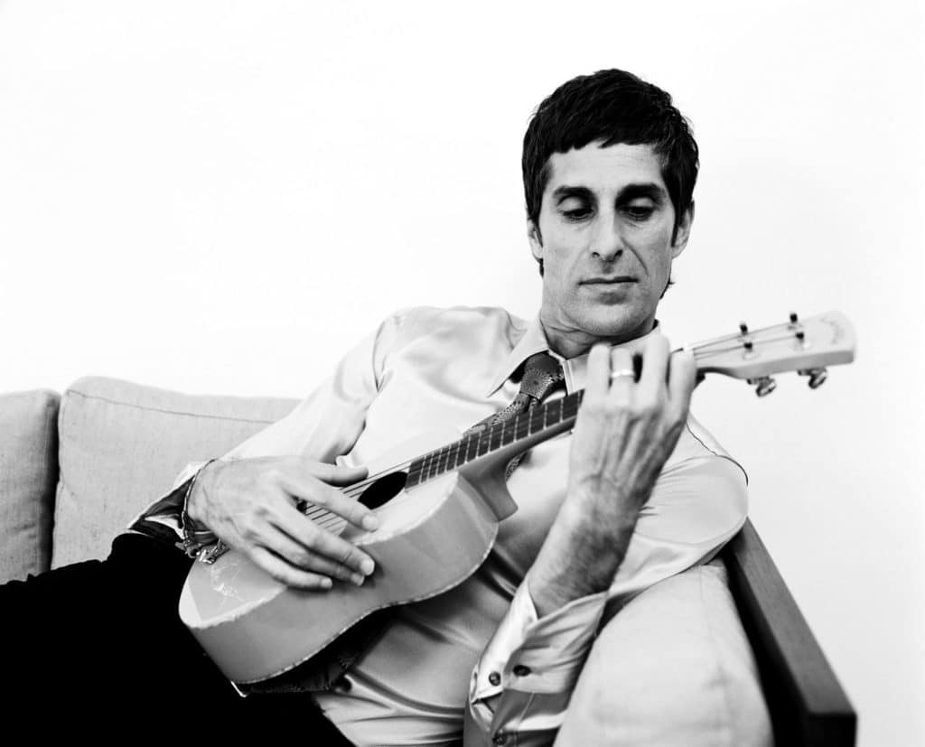 Perry Farrell: "Si no entramos al Hall of Fame, se me va a romper el corazón" - “Hola, ¿sos el rey del día y de la noche?”, pregunta Perry Farrell del otro lado de la línea. “¿Qué?”, responde este periodista. “¡Si sos el rey del día y de la noche!”, vuelve a decir. “No, creo que no…”. “Ah, está bien. Entonces me debo haber equivocado. Había un tipo que vino al Lollapalooza Chicago este año, que también se llamaba Fabrizio –señala-. Pasaba con su carrito de golf diciendo: ‘¡Soy el rey del día y de la noche, soy el rey del día y de la noche!’. Deberías haberlo visto. ¡No lo voy a olvidar nunca!”. Perry Farrell 4