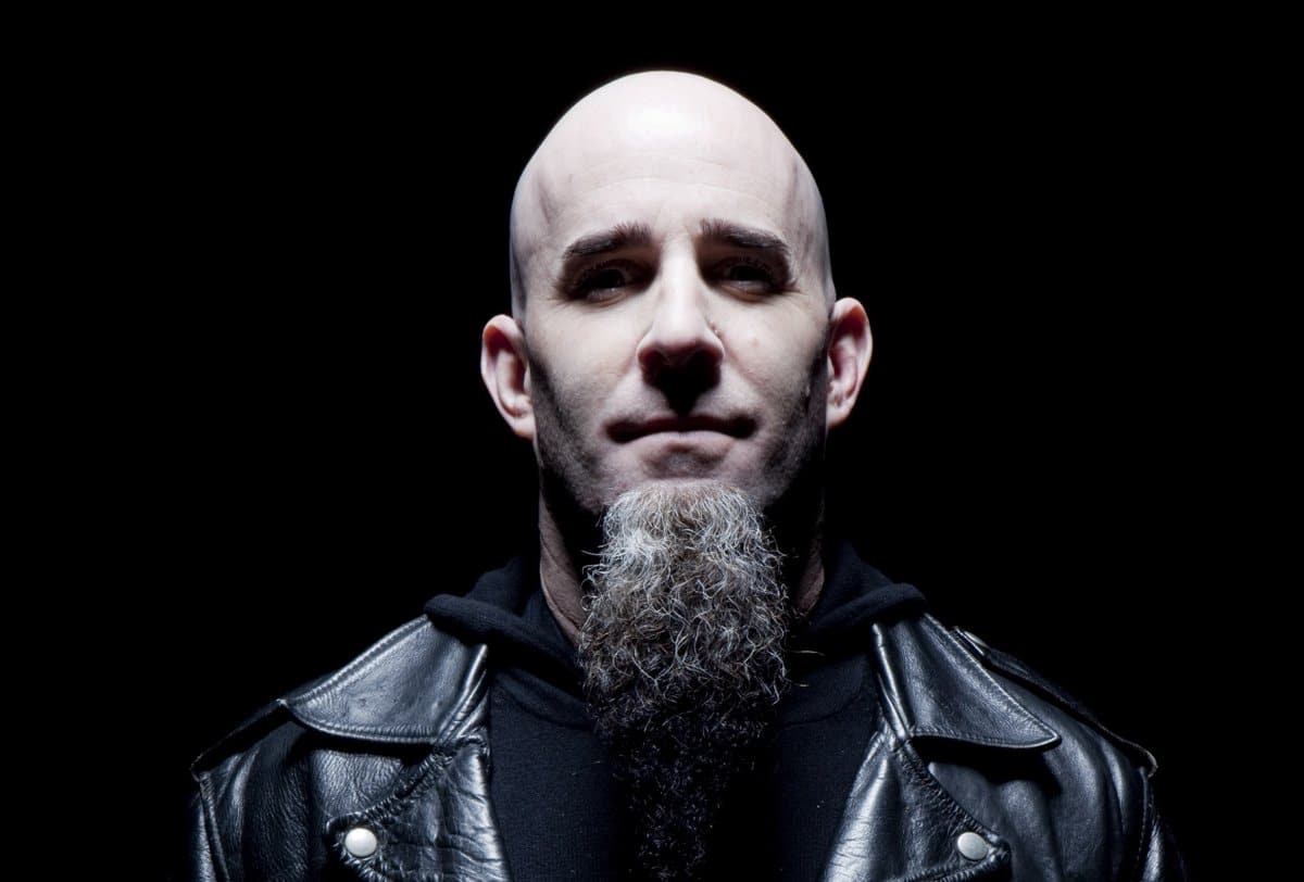 Scott Ian: "Para disfrutar de mi libro no tenés que ser fanático de Anthrax" - Seguramente el celular de Scott Ian tiene mucha capacidad, porque a lo largo de 36 meses lo llenó de esos relatos y anécdotas que le sirvieron para concebir I'm the Man: The Story of that Guy from Anthrax, su recién estrenada autobiografía. “Cuando tenía tiempo, pasaba todo en limpio. Por ejemplo, al viajar en los aviones. Pero armar un libro no estaba en mis planes”. Scott Ian 1