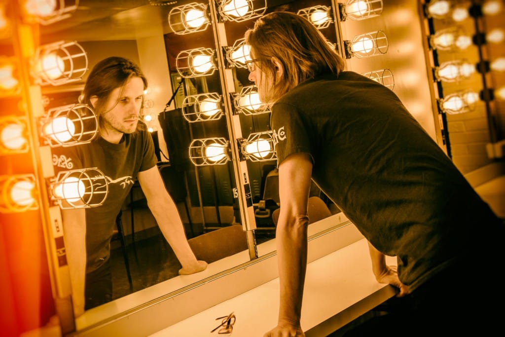 Steven Wilson: "Todo el tiempo siento el impulso de desaparecer del mundo" - -Sí, es la idea, así que todavía tengo margen (risas). Pero, al igual que los trenes, el tiempo pasa rápido. Steven Wilson 5