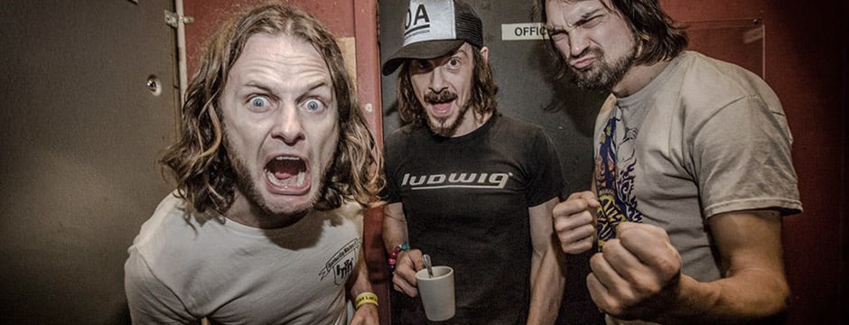 Truckfighters: una recorrida por su universo secreto - “¿La foto de la guitarra llena de sangre que publiqué en Twitter? Sí, es real”, dice Niklas “Dango” Källgren como si hablara de algo de todos los días. Y agrega: “A veces toco con tanta fuerza que se me cortan los dedos”. Si alguna vez viste a Truckfighters, vas a entender que es algo totalmente esperable. Pero algunas veces, las cosas se les tornaron todavía peor. ¿No nos creés? Seguí leyendo. Truckfighters