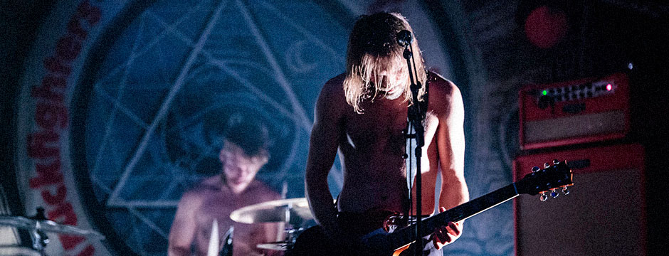 Truckfighters: una recorrida por su universo secreto - “¿La foto de la guitarra llena de sangre que publiqué en Twitter? Sí, es real”, dice Niklas “Dango” Källgren como si hablara de algo de todos los días. Y agrega: “A veces toco con tanta fuerza que se me cortan los dedos”. Si alguna vez viste a Truckfighters, vas a entender que es algo totalmente esperable. Pero algunas veces, las cosas se les tornaron todavía peor. ¿No nos creés? Seguí leyendo. Truckfighters3