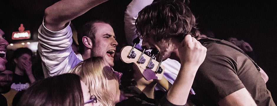 Truckfighters: una recorrida por su universo secreto - “¿La foto de la guitarra llena de sangre que publiqué en Twitter? Sí, es real”, dice Niklas “Dango” Källgren como si hablara de algo de todos los días. Y agrega: “A veces toco con tanta fuerza que se me cortan los dedos”. Si alguna vez viste a Truckfighters, vas a entender que es algo totalmente esperable. Pero algunas veces, las cosas se les tornaron todavía peor. ¿No nos creés? Seguí leyendo. Truckfighters4