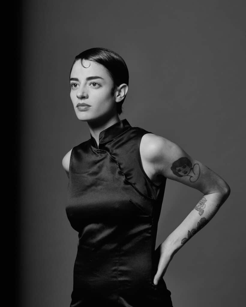 Zoe Gotusso - Zoe Gotusso es una cantante y compositora cordobesa de pop y bossa nova. Tuvo reconocimiento como parte del dúo Salvapantallas, y luego como solista, lanzando su álbum debut Mi primer día triste en 2020. Zoe Gotusso