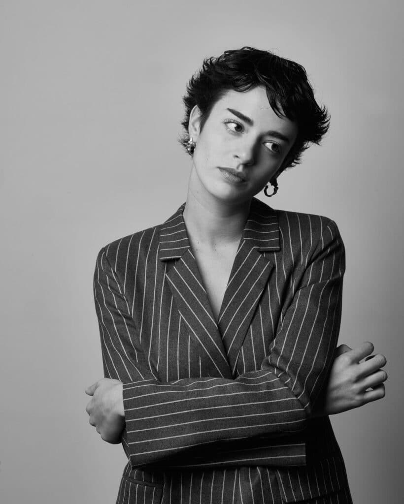 Zoe Gotusso - Zoe Gotusso es una cantante y compositora cordobesa de pop y bossa nova. Tuvo reconocimiento como parte del dúo Salvapantallas, y luego como solista, lanzando su álbum debut Mi primer día triste en 2020. Zoe Gotusso