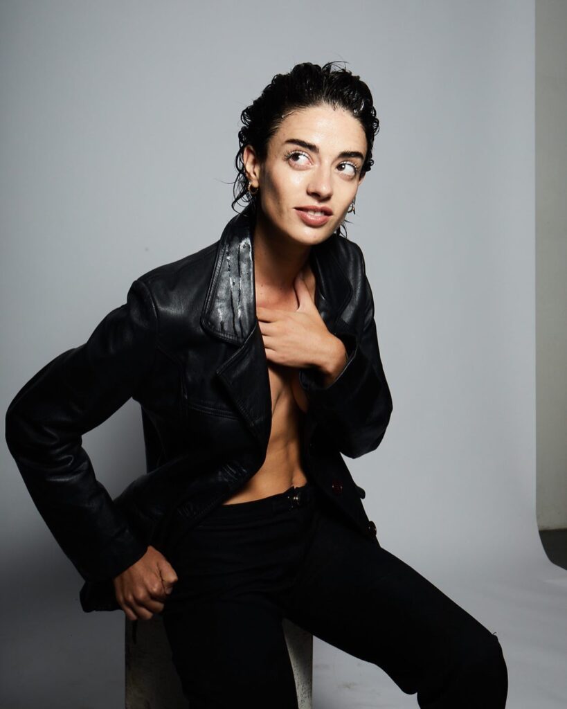 Zoe Gotusso - Zoe Gotusso es una cantante y compositora cordobesa de pop y bossa nova. Tuvo reconocimiento como parte del dúo Salvapantallas, y luego como solista, lanzando su álbum debut Mi primer día triste en 2020. Zoe Gotusso