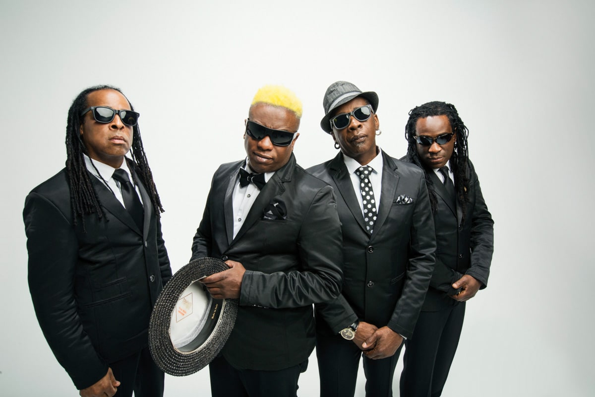 Living Colour: "En muchos lugares, todavía somos marginados" - -La verdad que no nos molesta ni aburre. Sólo tratamos de que, cada vez que la tocamos, no suene idéntica. Por un lado es un problema, porque el público obviamente la quiere escuchar en su versión original. Pero a diferencia de otras bandas, nunca dejaríamos de tocar un tema así. Estamos obligados, de alguna forma, a hacerlo. De un modo, es lo que nos define como banda. Pero también nos sirve para celebrar lo que somos y de qué estamos hechos. Es cierto que nuestros temas tampoco envejecen, y eso me divierte, porque las letras no quedaron viejas. ¿O alguien puede decirme que Donald Trump y Barack Obama no encajan con la temática de "Cult of Personality"? a0ad6f5a 2a33 4b75 8c78 3627cdb06d1d