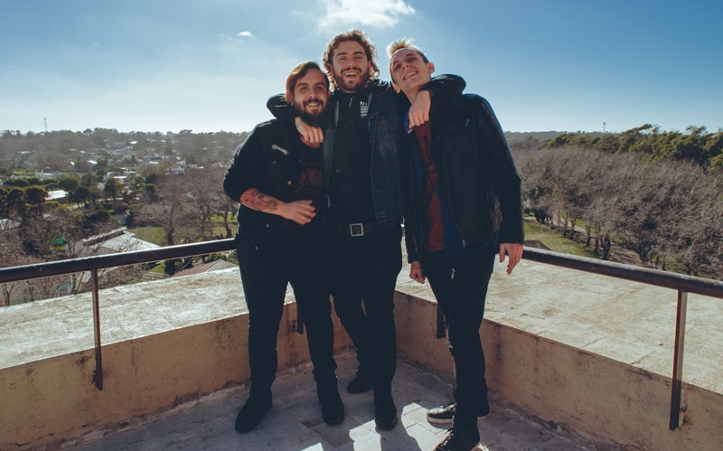 Exiliado: "La inspiración nace de lo que nos rodea" - "No teníamos movilidad y nos quedaban muy lejos todas las salas", cuenta Franco Coco Corabino, guitarrista y cantante de Exiliado, "Estábamos ‘exiliados’ de la sociedad". Es que los oriundos de Alfar, en las afueras de Mar del Plata, supieron, desde muy chicos, encontrar en este virtual ‘exilio’ una razón para estar juntos, aun en el destierro. O, más bien, gracias al destierro: mientras que la distancia los separaba de las comodidades de la gran ciudad, la misma lejanía los empujaba a formar su propia cofradía. Y así fue que, hace poco más de una década, el cantante y guitarrista ("Coco" Corabino), el bajista (Juan Manuel Barceló) y el baterista (Brian Mehrbald), formaron Exiliado. a67d55ef 80e3 490b bc7c 2f0923965176
