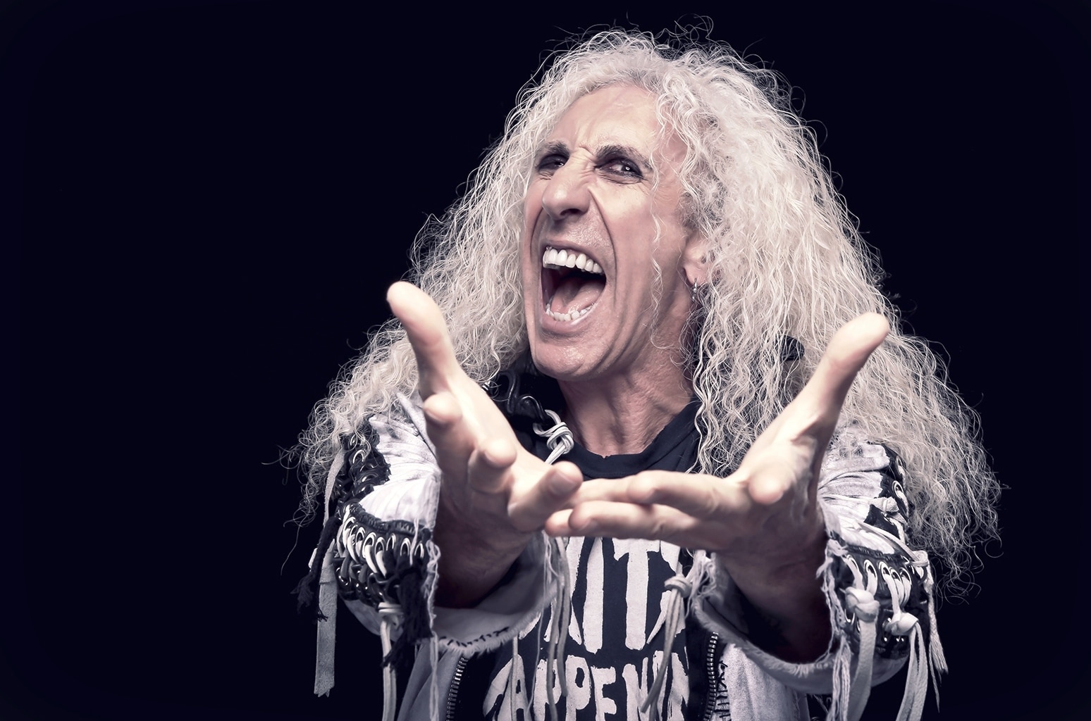 Dee Snider: "Los heavies vivimos mejor porque liberamos nuestros enojos" - "¿De verdad viste a Monster Truck? ¡Los amo, por Dios, qué banda!", grita desaforadamente Dee Snider del otro lado del teléfono, mientras descansa rodeado por el paisaje caribeño de Belice. "Nunca pude ir a un show de ellos, así que estoy celoso. Pero desde que los descubrí no dejo de usar sus remeras. Me encantaría que más gente los escuchara, porque tienen lo que se necesita para romperla. ¡Comparalos con Greta Van Fleet! No los estoy menospreciando, pero simplemente imitan a Led Zeppelin. Monster Truck, en cambio, mezcla influencias de Deep Purple, Lynyrd Skynyrd y Alice in Chains con un sonido propio". a6dd853c 1c63 4307 867d c9371215e85a