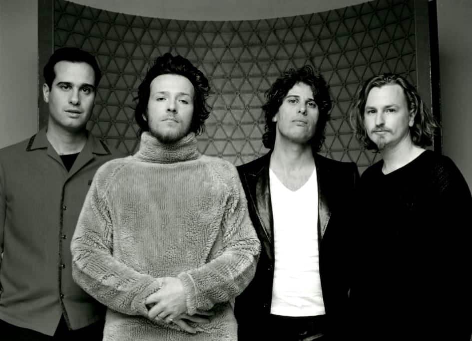 Stone Temple Pilots: "Es muy difícil saber qué pasaba por la cabeza de Weiland" - “What is hip”, de Tower of Power: esa fue la canción que inspiró a Eric Kretz a componer “Trippin’ on a hole in a paper heart”, uno de los tracks icónicos de los ‘90. El groove del baterista, además de la personalidad camaleónica de sus compañeros, fueron los ingredientes claves para que Stone Temple Pilots demostrara que eran mucho más que un grupo asociado al grunge. Sónicamente, la banda fue un ente totalmente distinto a partir del elaborado “Purple” (1994), y el salvaje “Tiny Music… Songs from the Vatican Gift Shop” (1996). afc22f91 dd8f 425d a265 5a67326feb32