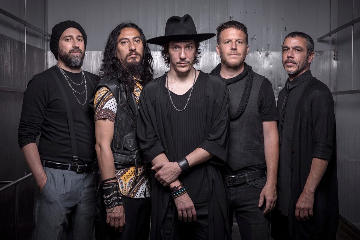 Andando Descalzo - Andando Descalzo anduvo, valga la redundancia, recorriendo el under desde 1995, con su mezcla de ritmos festivos como el ska y el reggae. Originarios del barrio porteño de Mataderos, este grupo de amigos ha compartido escenario con muchísimas bandas, entre ellas Catupecu Machu, Las Manos de Filippi y Karamelo Santo. Andando Descalzo