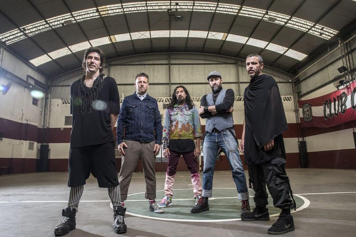 Andando Descalzo - Andando Descalzo anduvo, valga la redundancia, recorriendo el under desde 1995, con su mezcla de ritmos festivos como el ska y el reggae. Originarios del barrio porteño de Mataderos, este grupo de amigos ha compartido escenario con muchísimas bandas, entre ellas Catupecu Machu, Las Manos de Filippi y Karamelo Santo. Andando Descalzo