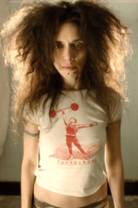 Andrea Alvarez - Andrea Alvarez fue la primera percusionista del país en llegar a trascender dentro del género rock. Comenzó tocando la batería a los 16 años, en la banda de Lito Vitale, y luego integró Viudas e Hijas de Roque Enroll. Andrea Alvarez, 2006. Foto: Nora Lezano y Sebastián Arpesella