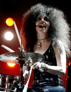 Andrea Alvarez - Andrea Alvarez fue la primera percusionista del país en llegar a trascender dentro del género rock. Comenzó tocando la batería a los 16 años, en la banda de Lito Vitale, y luego integró Viudas e Hijas de Roque Enroll. Andrea Alvarez. Foto: Damián Benetucci