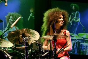 Andrea Alvarez - Andrea Alvarez fue la primera percusionista del país en llegar a trascender dentro del género rock. Comenzó tocando la batería a los 16 años, en la banda de Lito Vitale, y luego integró Viudas e Hijas de Roque Enroll. Andrea Alvarez. Foto: Benetucci