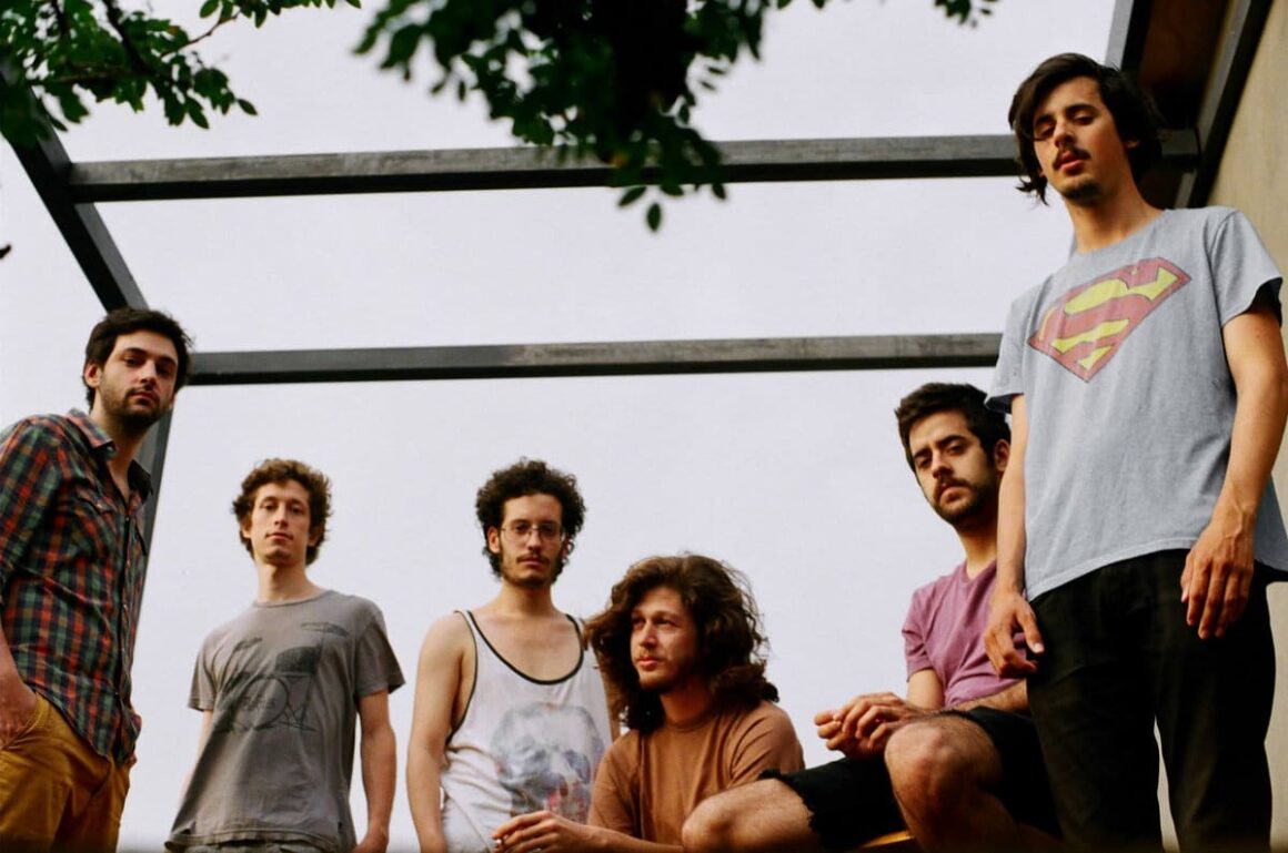 Bandalos Chinos - Bandalos Chinos es una banda oriunda de Beccar, en la zona norte del Gran Buenos Aires, formada en 2009. El nombre fue heredado tras una fecha en 2009 cuando un sonidista dijo "los chicos", pero entendieron "Los chinos" y de ese equívoco surgió Banda Los Chinos hasta que quedó Bandalos Chinos. Bandalos Chinos