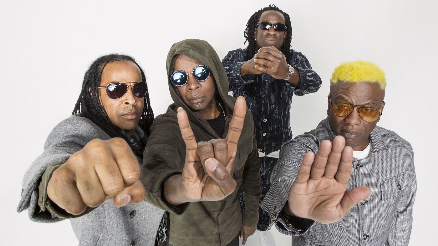 Living Colour: "En muchos lugares, todavía somos marginados" - -La verdad que no nos molesta ni aburre. Sólo tratamos de que, cada vez que la tocamos, no suene idéntica. Por un lado es un problema, porque el público obviamente la quiere escuchar en su versión original. Pero a diferencia de otras bandas, nunca dejaríamos de tocar un tema así. Estamos obligados, de alguna forma, a hacerlo. De un modo, es lo que nos define como banda. Pero también nos sirve para celebrar lo que somos y de qué estamos hechos. Es cierto que nuestros temas tampoco envejecen, y eso me divierte, porque las letras no quedaron viejas. ¿O alguien puede decirme que Donald Trump y Barack Obama no encajan con la temática de "Cult of Personality"? bbcc26a6 4fff 4309 82b9 b853ec871b32