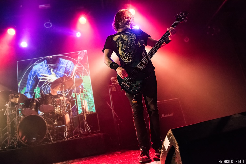 Tony Macalpine deslumbró en el Roxy - El guitarrista estadounidense llegó a la Argentina para presentar "Death of Roses", su disco más reciente. Si no proponemos pensar en guitarristas virtuosos, por lo menos al principio, nos vienen a la cabeza siempre los mismos tres o cuatro: Steve Vai, Joe Satriani, Yngwie Malmsteen, algunos de los más populares a nivel mundial, suelen ser los primeros en asaltar la memoria cuando repasamos el catálogo de maestros de las seis cuerdas. Sin embargo, hay muchos más, y Tony Macalpine en especial, está - a pesar de ser prácticamente un desconocido para el gran público - entre los más respetados y queridos tanto entre sus colegas como entre el público del estilo. Con quince discos solistas en su haber y un enorme inventario entre bandas full-time y colaboraciones con otros artistas, el guitarrista oriundo de Springfield, pionero del metal neo-clásico instrumental es, además, uno de los más prolíficos.
Luego de visitar nuestro país hace algunos años como parte de la banda en vivo de Steve Vai, Macalpine volvió a pisar suelo local, esta vez la primera vez en plan solista – ahora como trío, acompañado por los gigantes Pete Griffin (bajo) y Gergo Borlai (batería) -, para presentar su último trabajo de estudio y festejar, además, el cumpleaños número treinta de Maximum Security (1987), disco que, a fines de los 80, lo puso definitivamente en el podio junto a los mejores de su generación.
Y, a decir verdad, el apartado Death of Roses (2017) fue casi una excusa, un trámite para lo otro: rozando apenas el tracklist de su álbum número quince (sonaron “Chrome Castles”, “Death of Roses”, y alguna más del extenso archivo), el plato fuerte no fue otro que la interpretación, de punta a punta y con apenas alguna pausa para agradecer, del enorme Maximum Security. Así, desde pocos minutos después de comenzado el show, la emocionada audiencia disfrutó de clásicos como “Autumm Lords”, “Hundreds of Thounsands”, las tarareadas “Tears of Sahara” y “Keys to the City” o la preciosa “Porcellain Doll”.
A pesar de un volumen en ocasiones demasiado alto (contratiempo que, al parecer, se repitió en otras fechas del tour, como el Santiago ProgFest, en Chile) y que, por momentos, dificultaba incluso seguir las melodías, el saldo fue el de un show en todo sentido memorable. La visita del artista a tierras argentas dejó como resultado solo alegría y regocijo, abundantes vítores y cánticos de aliento, varios “una más y no jodemos más”, otros tantos “olé olé olé, Tony, Tony” y, sobre todo, grandes emociones, no solo por la performance, indudablemente impecable: es que, hace apenas tres años, el músico se vio obligado a suspender una gira al detectársele un agresivo cáncer del colon que lo tuvo, literalmente, más cerca del arpa que de la guitarra. Y hoy, quizás gracias a la divina intervención de Apolo (aunque más probablemente gracias a la oportuna práctica de algún también virtuoso profesional de la medicina), tuvimos la invaluable oportunidad de verlo y escucharlo, no solo en el mejor de los estados de salud, si no brindándose completamente a su público, en un concierto simplemente inolvidable. bde8426b 67a5 4569 ab6e 909098282607