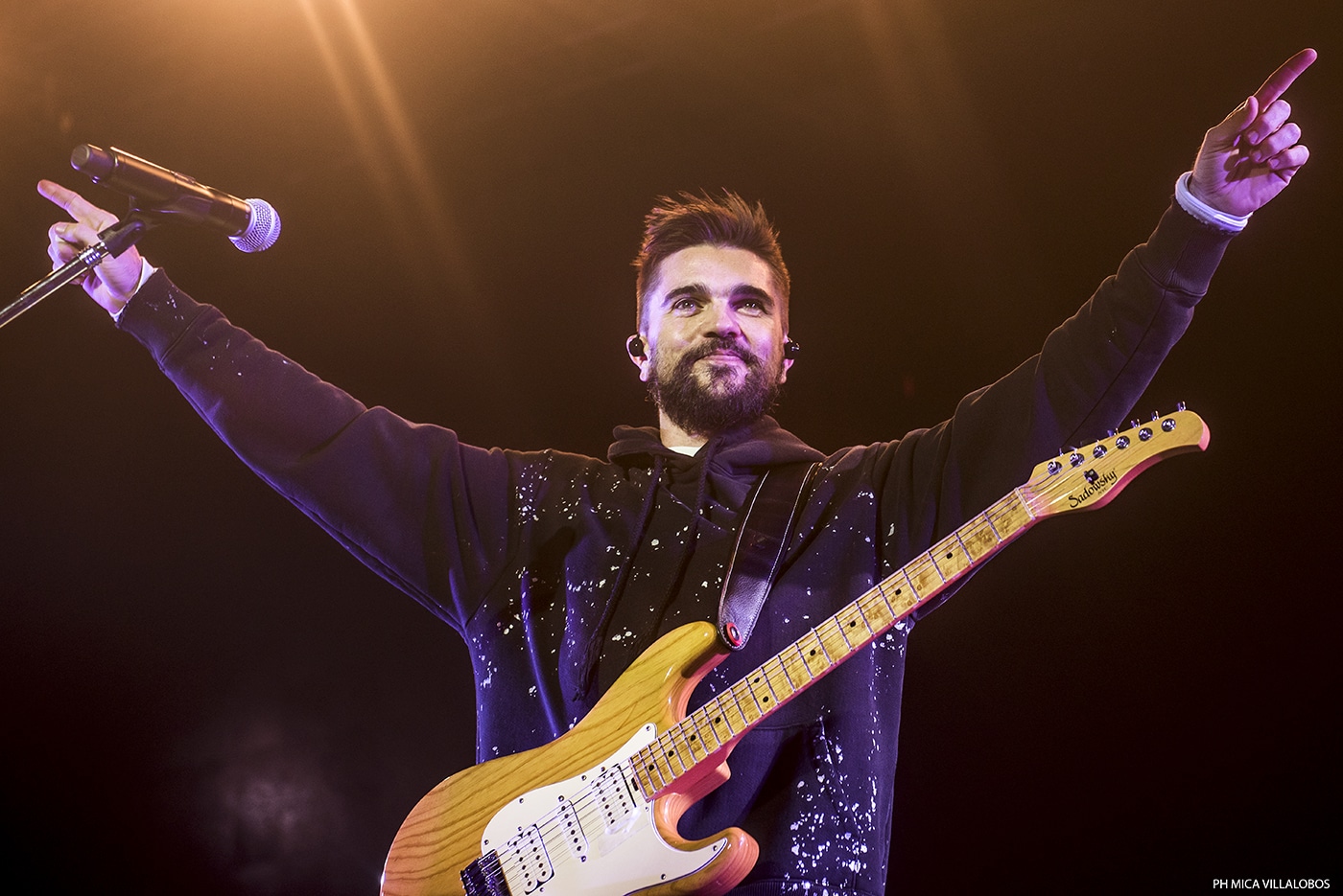 Juanes y una noche a puro baile en el Luna Park - El cantante presentó su 8vo disco de estudio en el mítico estadio porteño con una propuesta musical donde repasó sus grandes éxitos. Fotos de Mica Villalobos. bf06adf0 a543 4dcb b0e4 8f4b58cb8c5b