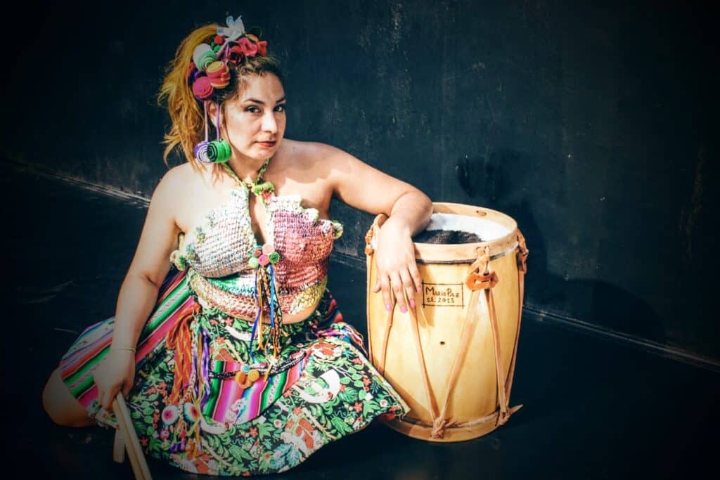 Big Mama Laboratorio - Big Mama Laboratorio es el proyecto musical de Laura Zapata, ligado a la danza que fusiona géneros musicales como hip- hop, cumbia, folk, dance-hall y ritmos latinoamericanos. Big Mama Laboratorio