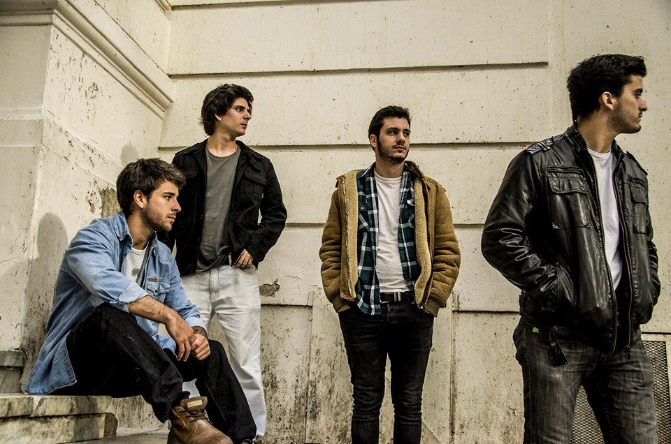 Quiénes son: Blazer - Un grupo de pibes de veintipico se mueve a paso rápido por Carlos Pellegrini, doblan en Marcelo T. De Alvear y se detienen en la entrada de The Temple Bar, un pub irlandés, en dónde suelen realizarse ciclos de recitales. El primero en llegar a la puerta, le grita a sus tres amigos “Si me pierdo el comienzo de Blazer por su culpa, me pagan un birra”. Tras la amenaza de su compañero, el resto de los muchachos entran corriendo al lugar. blazer