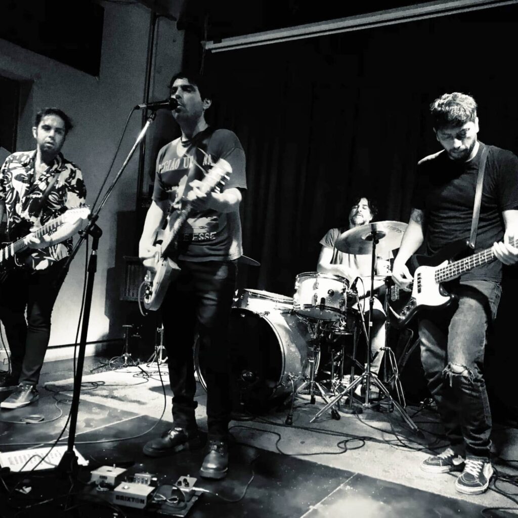 Brixton - Brixton se formó en mayo de 1997. Diego (voz y guitarra), Pablo (guitarra y voz) y Javier (batería y coros) ex miembros de Nebulización y Andrés (bajo y coros) ex Radio Crimen, se juntamos a ensayar covers de sus bandas favoritas y decidieron comenzar con la propia. Brixton