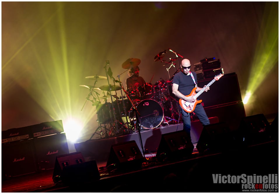Joe Satriani volvió a la Argentina - Joe Satriani sabe de rock n' roll. Porque Joe Satriani no solo toca la guitarra, no solo ejecuta frases y ligados imposibles haciéndolos parecer la actividad humana más sencilla. No. Joe Satriani es quizás el único guitarrista de los llamados 'virtuosos' que ha logrado que sus piezas sean canciones: simples (y complicadas) canciones en las que esa guitarra que hace las veces de melodía principal puede ser, en cualquier momento, reemplazada por una voz cantante que probablemente transmitirá con palabras exactamente las mismas sensaciones que Satriani logra transmitir con su tenue caricia sobre las cuerdas. c08121db c3ee 46a0 9b29 cd5edf0287a1