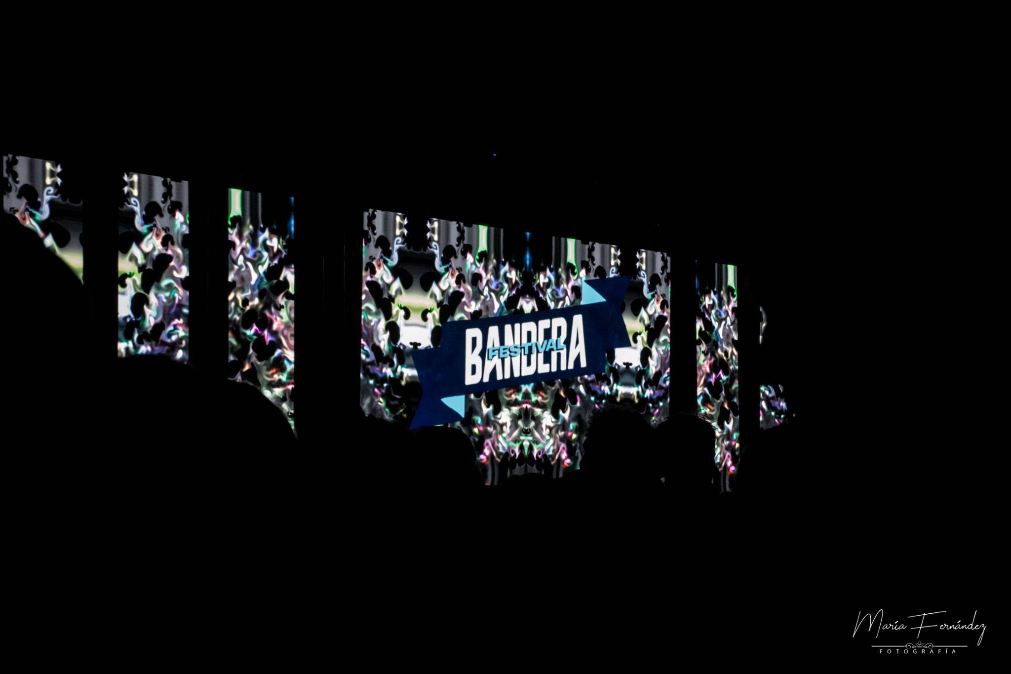 El Festival Bandera debutó ante una multitud - La organización del Bandera (parte de los que realizaban el recordado Quilmes Rock en la city) publicó, ya en domingo, en sus redes sociales "Recién termina...y esto es solo el comienzo. Gracias a todos por estar en el primer #FestivalBandera18". No cabe duda que los productores de este festi salieron victoriosos y sentaron un precedente, un cambio de paradigma en el que quizás las bandas y el público tengan el mismo prestigio. La música fue por momentos sonido de fondo de una enorme convocatoria que se asemejó mucho más -y evitando comparaciones odiosas- al Lollapalooza que al hasta ahora inalcanzable Cosquín Rock. c2edbe50 0913 49d6 a9fd 7be2dbac4dfd