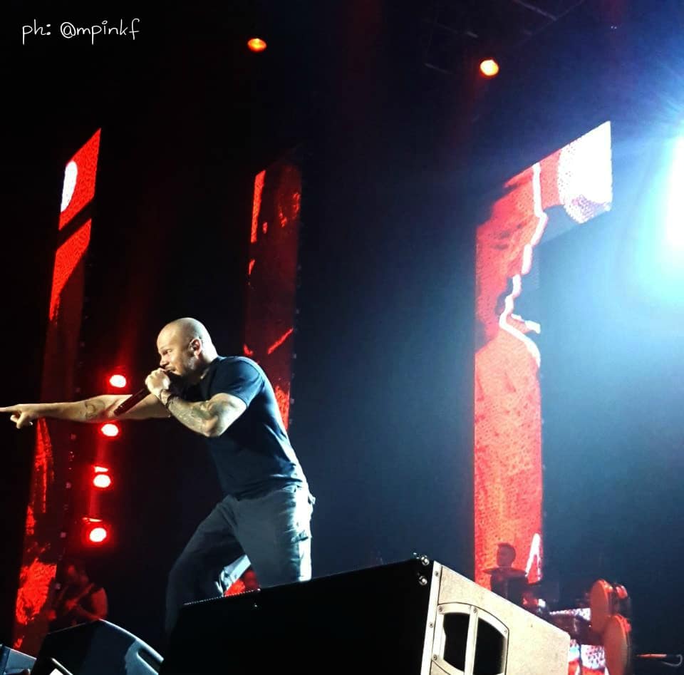 Demoledor show de Residente en Rosario - El boricua llevó su gira internacional a Rosario en lo que fue una noche inolvidable y enérgica. Dio junto a su excelsa banda cosmopolita un gran concierto conformado por las nuevas canciones de su álbum homónimo y los hits inoxidables y bailables de Calle 13. Salvo algunos momentos de paz, como cuando sonó "Milo" (la canción que le escribió al hijo que tuvo con la argentina Sole Fandiño), las dos horas y media de Residente fueron a pura explosión. c4ec1b86 d2ae 4dfd 9dd0 fdad25ee33f2
