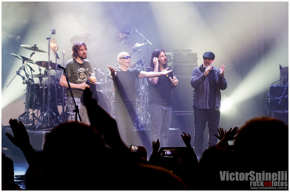 Joe Satriani volvió a la Argentina - Joe Satriani sabe de rock n' roll. Porque Joe Satriani no solo toca la guitarra, no solo ejecuta frases y ligados imposibles haciéndolos parecer la actividad humana más sencilla. No. Joe Satriani es quizás el único guitarrista de los llamados 'virtuosos' que ha logrado que sus piezas sean canciones: simples (y complicadas) canciones en las que esa guitarra que hace las veces de melodía principal puede ser, en cualquier momento, reemplazada por una voz cantante que probablemente transmitirá con palabras exactamente las mismas sensaciones que Satriani logra transmitir con su tenue caricia sobre las cuerdas. c695338a b1e3 4462 9661 266433774dc0