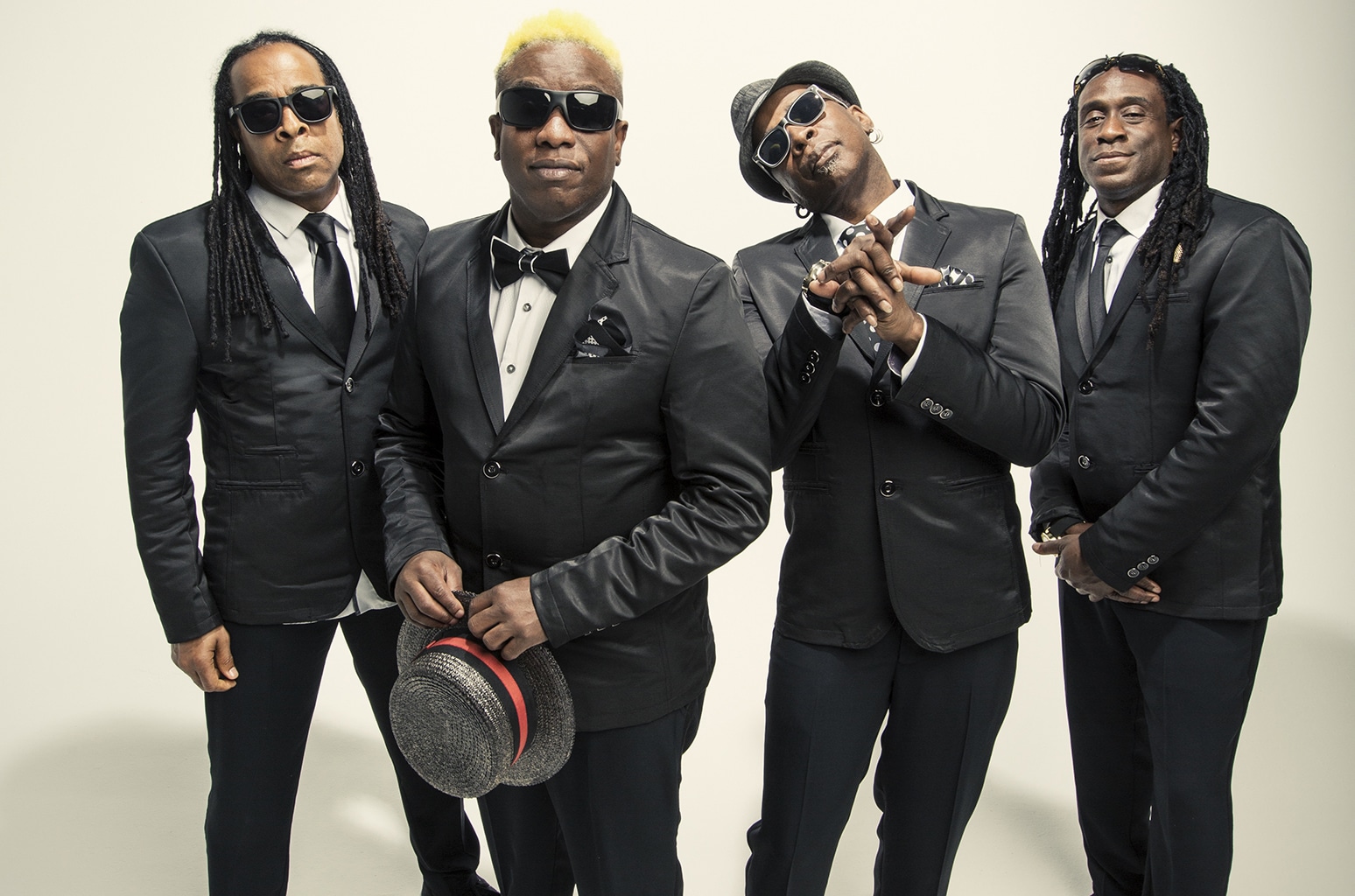 Living Colour: "En muchos lugares, todavía somos marginados" - -La verdad que no nos molesta ni aburre. Sólo tratamos de que, cada vez que la tocamos, no suene idéntica. Por un lado es un problema, porque el público obviamente la quiere escuchar en su versión original. Pero a diferencia de otras bandas, nunca dejaríamos de tocar un tema así. Estamos obligados, de alguna forma, a hacerlo. De un modo, es lo que nos define como banda. Pero también nos sirve para celebrar lo que somos y de qué estamos hechos. Es cierto que nuestros temas tampoco envejecen, y eso me divierte, porque las letras no quedaron viejas. ¿O alguien puede decirme que Donald Trump y Barack Obama no encajan con la temática de "Cult of Personality"? c7078a62 2f5e 499e aa91 755be193b197