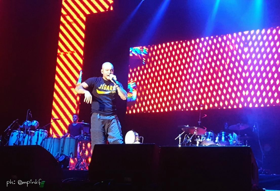 Demoledor show de Residente en Rosario - El boricua llevó su gira internacional a Rosario en lo que fue una noche inolvidable y enérgica. Dio junto a su excelsa banda cosmopolita un gran concierto conformado por las nuevas canciones de su álbum homónimo y los hits inoxidables y bailables de Calle 13. Salvo algunos momentos de paz, como cuando sonó "Milo" (la canción que le escribió al hijo que tuvo con la argentina Sole Fandiño), las dos horas y media de Residente fueron a pura explosión. c7afec15 7315 4c1d 8d6e cab55daabfac