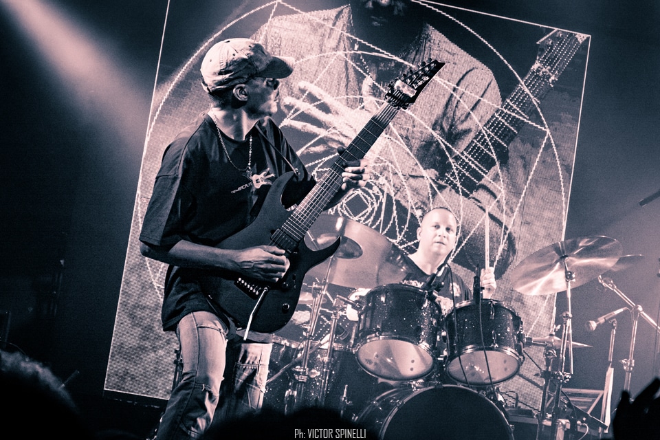 Tony Macalpine deslumbró en el Roxy - El guitarrista estadounidense llegó a la Argentina para presentar "Death of Roses", su disco más reciente. Si no proponemos pensar en guitarristas virtuosos, por lo menos al principio, nos vienen a la cabeza siempre los mismos tres o cuatro: Steve Vai, Joe Satriani, Yngwie Malmsteen, algunos de los más populares a nivel mundial, suelen ser los primeros en asaltar la memoria cuando repasamos el catálogo de maestros de las seis cuerdas. Sin embargo, hay muchos más, y Tony Macalpine en especial, está - a pesar de ser prácticamente un desconocido para el gran público - entre los más respetados y queridos tanto entre sus colegas como entre el público del estilo. Con quince discos solistas en su haber y un enorme inventario entre bandas full-time y colaboraciones con otros artistas, el guitarrista oriundo de Springfield, pionero del metal neo-clásico instrumental es, además, uno de los más prolíficos.
Luego de visitar nuestro país hace algunos años como parte de la banda en vivo de Steve Vai, Macalpine volvió a pisar suelo local, esta vez la primera vez en plan solista – ahora como trío, acompañado por los gigantes Pete Griffin (bajo) y Gergo Borlai (batería) -, para presentar su último trabajo de estudio y festejar, además, el cumpleaños número treinta de Maximum Security (1987), disco que, a fines de los 80, lo puso definitivamente en el podio junto a los mejores de su generación.
Y, a decir verdad, el apartado Death of Roses (2017) fue casi una excusa, un trámite para lo otro: rozando apenas el tracklist de su álbum número quince (sonaron “Chrome Castles”, “Death of Roses”, y alguna más del extenso archivo), el plato fuerte no fue otro que la interpretación, de punta a punta y con apenas alguna pausa para agradecer, del enorme Maximum Security. Así, desde pocos minutos después de comenzado el show, la emocionada audiencia disfrutó de clásicos como “Autumm Lords”, “Hundreds of Thounsands”, las tarareadas “Tears of Sahara” y “Keys to the City” o la preciosa “Porcellain Doll”.
A pesar de un volumen en ocasiones demasiado alto (contratiempo que, al parecer, se repitió en otras fechas del tour, como el Santiago ProgFest, en Chile) y que, por momentos, dificultaba incluso seguir las melodías, el saldo fue el de un show en todo sentido memorable. La visita del artista a tierras argentas dejó como resultado solo alegría y regocijo, abundantes vítores y cánticos de aliento, varios “una más y no jodemos más”, otros tantos “olé olé olé, Tony, Tony” y, sobre todo, grandes emociones, no solo por la performance, indudablemente impecable: es que, hace apenas tres años, el músico se vio obligado a suspender una gira al detectársele un agresivo cáncer del colon que lo tuvo, literalmente, más cerca del arpa que de la guitarra. Y hoy, quizás gracias a la divina intervención de Apolo (aunque más probablemente gracias a la oportuna práctica de algún también virtuoso profesional de la medicina), tuvimos la invaluable oportunidad de verlo y escucharlo, no solo en el mejor de los estados de salud, si no brindándose completamente a su público, en un concierto simplemente inolvidable. c8c584b7 7c7c 4642 b2dd 3c6e8cf92921