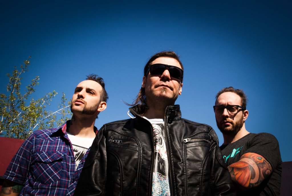 Carajo - Carajo se formó a fines del año 2000 con tres integrantes y la primera presentación oficial de la banda fue el 25 de mayo de 2001 en el Whisky a GoGo de la cCiudad de Buenos Aires, con muy buena aceptación por parte del público y la prensa. A partir de ese momento comenzaron a tocar por la Capital y sus alrededores, ofreciendo en sus shows un demo con tres de sus temas: "Salvaje", "Pura vida" y "La guerra y la paz". Carajo. Foto: Tatiana Daniele