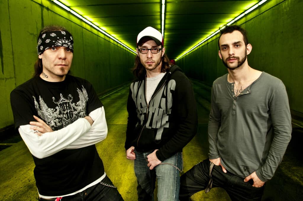 Carajo - Carajo se formó a fines del año 2000 con tres integrantes y la primera presentación oficial de la banda fue el 25 de mayo de 2001 en el Whisky a GoGo de la cCiudad de Buenos Aires, con muy buena aceptación por parte del público y la prensa. A partir de ese momento comenzaron a tocar por la Capital y sus alrededores, ofreciendo en sus shows un demo con tres de sus temas: "Salvaje", "Pura vida" y "La guerra y la paz". Carajo. Foto: Laila Vilanova