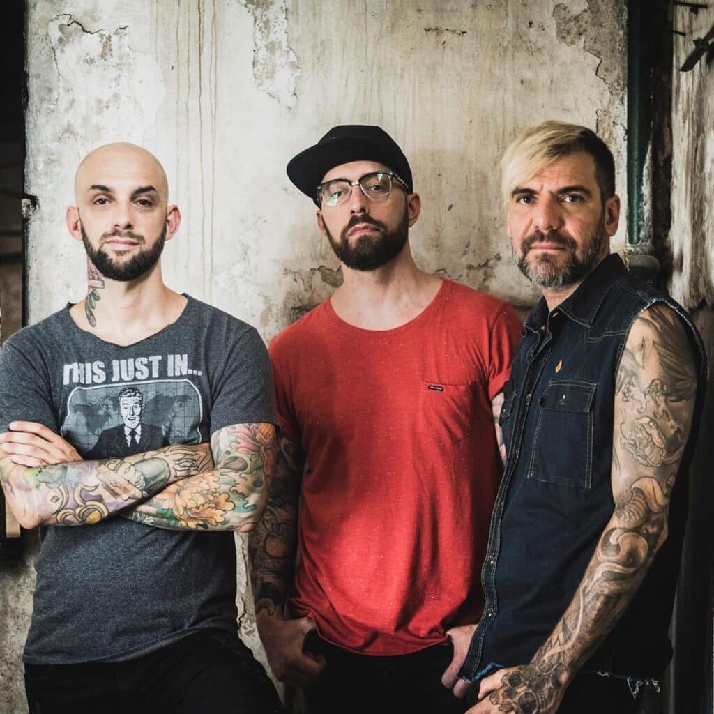 Carajo - Carajo se formó a fines del año 2000 con tres integrantes y la primera presentación oficial de la banda fue el 25 de mayo de 2001 en el Whisky a GoGo de la cCiudad de Buenos Aires, con muy buena aceptación por parte del público y la prensa. A partir de ese momento comenzaron a tocar por la Capital y sus alrededores, ofreciendo en sus shows un demo con tres de sus temas: "Salvaje", "Pura vida" y "La guerra y la paz". Carajo