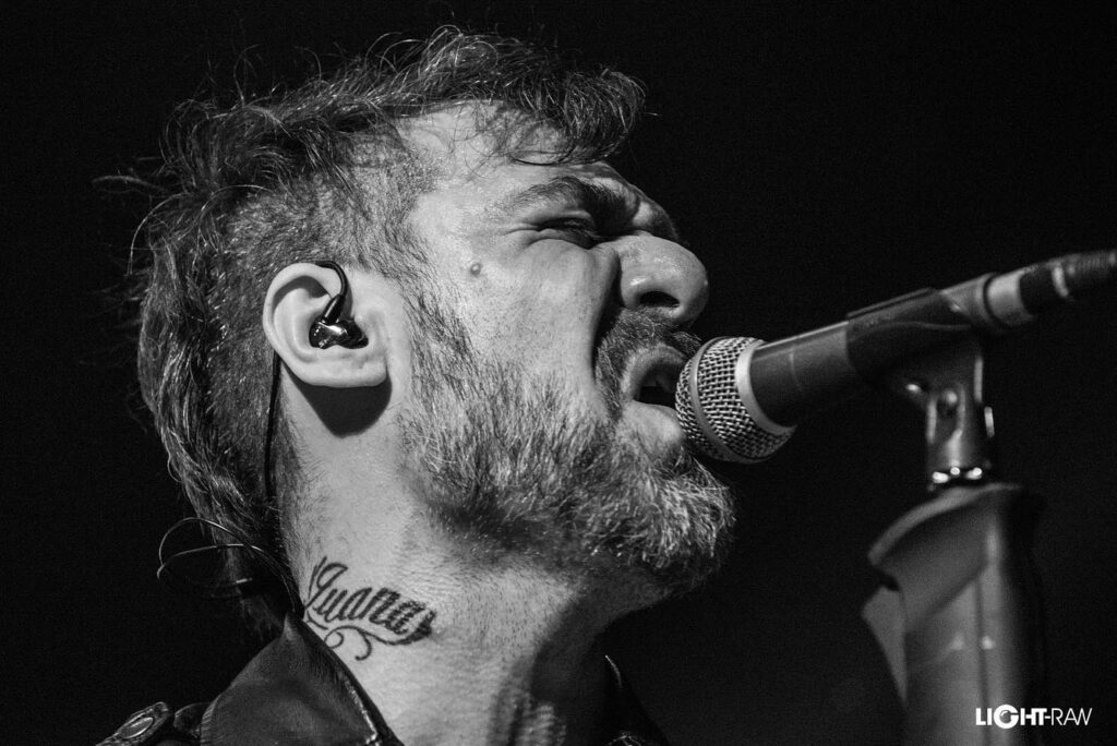 Carajo - Carajo se formó a fines del año 2000 con tres integrantes y la primera presentación oficial de la banda fue el 25 de mayo de 2001 en el Whisky a GoGo de la cCiudad de Buenos Aires, con muy buena aceptación por parte del público y la prensa. A partir de ese momento comenzaron a tocar por la Capital y sus alrededores, ofreciendo en sus shows un demo con tres de sus temas: "Salvaje", "Pura vida" y "La guerra y la paz". Carajo, 2019. Foto: Facebook de la banda