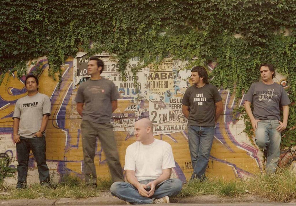 Ella es tan Cargosa - “Las Mañanas” fue el primer sencillo adelanto de otro material de estudio de Ella Es Tan Cargosa. Después de tres años de su anterior disco, se vino “La sangre buena”, su quinta producción que contiene 11 canciones y nuevamente con la producción de Germán Wiedemer y co-producción por Martín Pomares. Se grabó en el estudio Romaphonic, Big Foot y El Espejo, entre los meses de marzo y abril de 2017. Ella Es Tan Cargosa