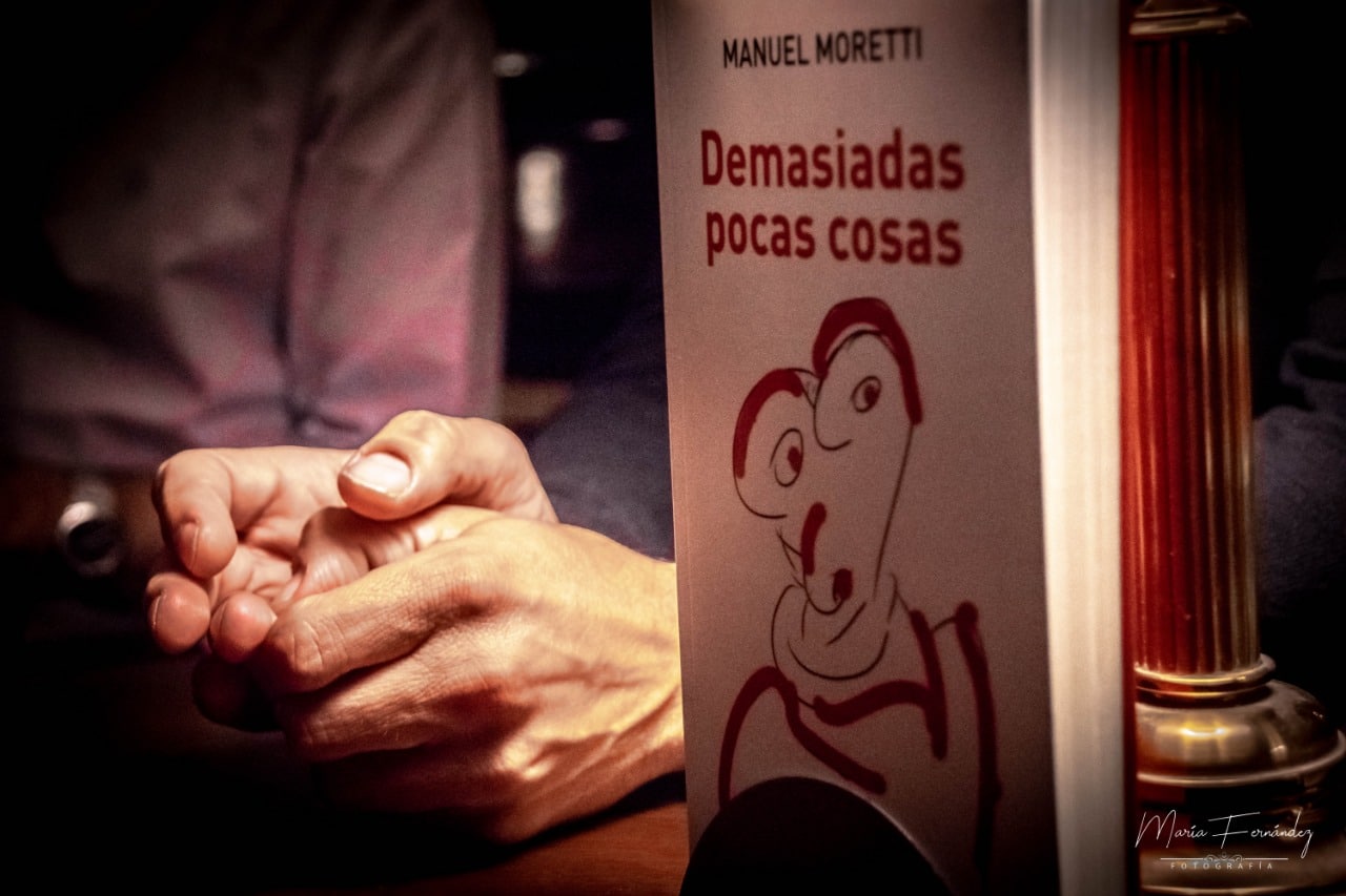 Fin de semana estelar con Manuel Moretti - En cuanto al DVD, ambos documentales sobre el recorrido del grupo, dirigidos por Pato Ragadale, contienen registros de ensayos, canciones y parte de ese legendario show de Estelares en el Ópera, con una duración de 44 minutos para "Como un souvenir". Por otro lado, "Una temporada…" contiene una íntima exploración, realizada durante los días de grabación del disco que fue un punto de inflexión para Estelares, luego de la salida del inolvidable "Sistema nervioso central". Este segundo documental acusa una duración de 28 minutos. El texto, entretanto, se consigue en todas las librerías del país. cd7abb10 1fbb 4830 bf5b d1c23b367038