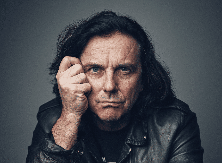 Steve Hogarth: "Vivo cosas muy extrañas gracias a Marillion" - “Una parte mía cree en los vínculos profundos, porque hay algo especial cuando se juntan la música y las letras. A veces llegan a los espíritus de los oyentes, y ellos sienten la convicción de que fueron escritas para sí mismos. Creo que ese es el signo de una buena canción: si mil personas piensan que fue compuesta en base a ellos, entonces armaste algo bueno -explica Steve Hogarth desde Inglaterra, con un tono pausado y altivo-. Por ende, siempre existe la posibilidad de que un tema conlleve una conexión metafísica”. cfb68611 8352 40e4 8a43 db009706e91b