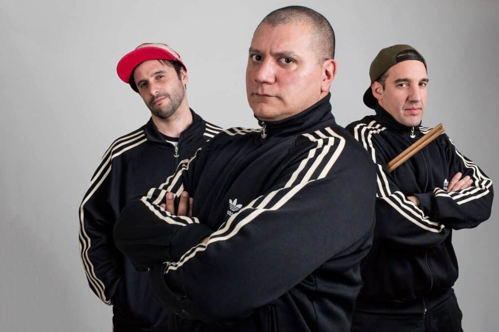 Científicos del Palo - Científicos del Palo es un power trío con influencias folclóricas y de música popular que se gesta en 1997 en la ciudad de Mar del Plata. Alrededor del año 2000 graban un demo que llega a manos de Ricardo Mollo, quién invita a Pepo a participar como músico invitado de Divididos en diversos shows y a la gira nacional del disco "Vivo acá" en el 2003. Cientificos del Palo