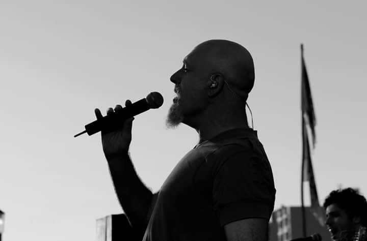 Gustavo Cordera: "Yo soy Bersuit Vergarabat" - Es probable que en una nueva era de la cumbia y de las andanzas de esta a nivel mundial, muchos argentinos estén explorando lo que está sucediendo actualmente con todas sus vertientes y con sus fusiones con el rock. Pero la realidad es que Gustavo Cordera hay uno solo y es improbable que llegue un homónimo a pelearle la batalla, aun cuando el retador sea una versión 2.0 de él mismo. cordera3