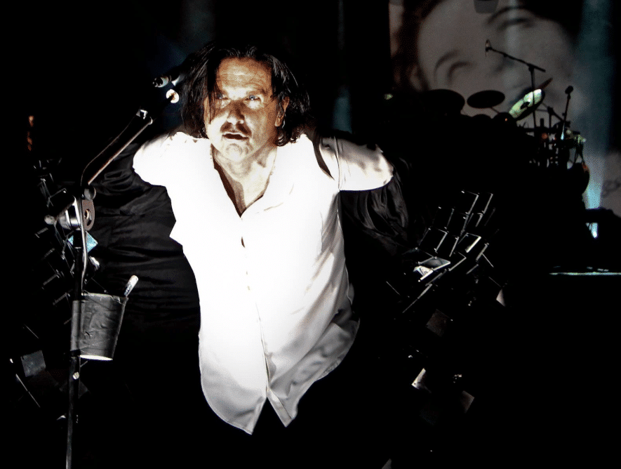 Steve Hogarth: "Vivo cosas muy extrañas gracias a Marillion" - “Una parte mía cree en los vínculos profundos, porque hay algo especial cuando se juntan la música y las letras. A veces llegan a los espíritus de los oyentes, y ellos sienten la convicción de que fueron escritas para sí mismos. Creo que ese es el signo de una buena canción: si mil personas piensan que fue compuesta en base a ellos, entonces armaste algo bueno -explica Steve Hogarth desde Inglaterra, con un tono pausado y altivo-. Por ende, siempre existe la posibilidad de que un tema conlleve una conexión metafísica”. d0b8ab29 42ee 4bff b4ba da80c72eb94e