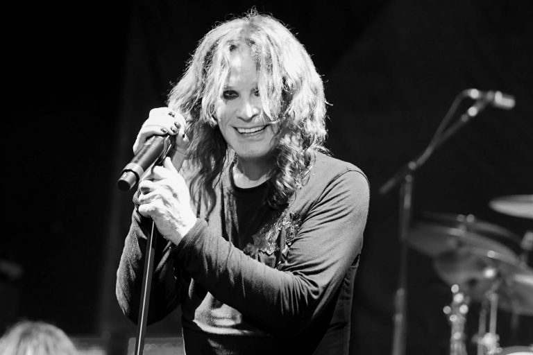 Ozzy Osbourne en Obras: retiro voluntario - “¿La están pasando bien? ¿Deberíamos volver pronto?”, dice Ozzy Osbourne antes de “I don’t want to change the world”. La pregunta suena un poco extraña, sobre todo considerando que está dando su último show en la Argentina. O al menos, así se presentó el concierto, que se dio en el marco de la gira “No more tours 2”. d2b67fb1 dd5e 4b80 aecd 4646d8e2bf51