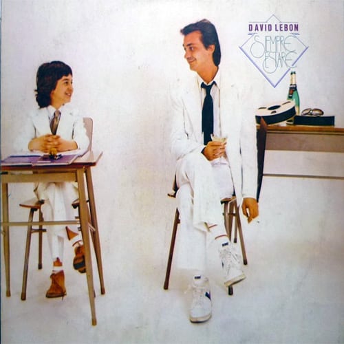 "Siempre estaré", David Lebon - David Lebón tiene una línea fácilmente reconocible más allá de los músicos que eventualmente la interpreten. Todos los discos solistas de Lebón tienen el mismo sello compositivo y una marcada continuidad estilística. Y "Siempre estaré" no es la excepción. El guitarrista grabó una nueva serie de canciones bluseadas y rocks fuertes con su ya clásica temática romántica, obteniendo —otra vez—resultados muy interesantes. "Quiero regalarte mi amor", "Bonzo", "Siempre estaré cerca", "No llores por mí, reina" son algunos de los temas más logrados de un álbum sumamente parejo en el que David Lebón ratificó todas sus dotes como cantante, guitarrista y compositor. "Siempre estaré" es un disco excelente, con climas muy logrados y una serie de temas decididamente cautivantes. d40c5b1f e5a0 4419 af24 7a46941d3f7a