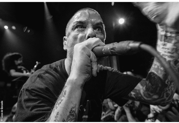 Phil Anselmo en Flores: espalda de acero - Phil Anselmo entra al escenario con una mochila pesada, de esas grandes, casi como las de los andinistas. Apenas se ubica en su lugar, la tira en el piso y se deja llevar por la euforia de las 1.700 personas que agotaron el show. "¡Tampoco tienen que festejarme todo lo que digo!", exclama, cuando el público lo trata como a un mesías. d619926d 40a4 4276 837e d2239248ca07