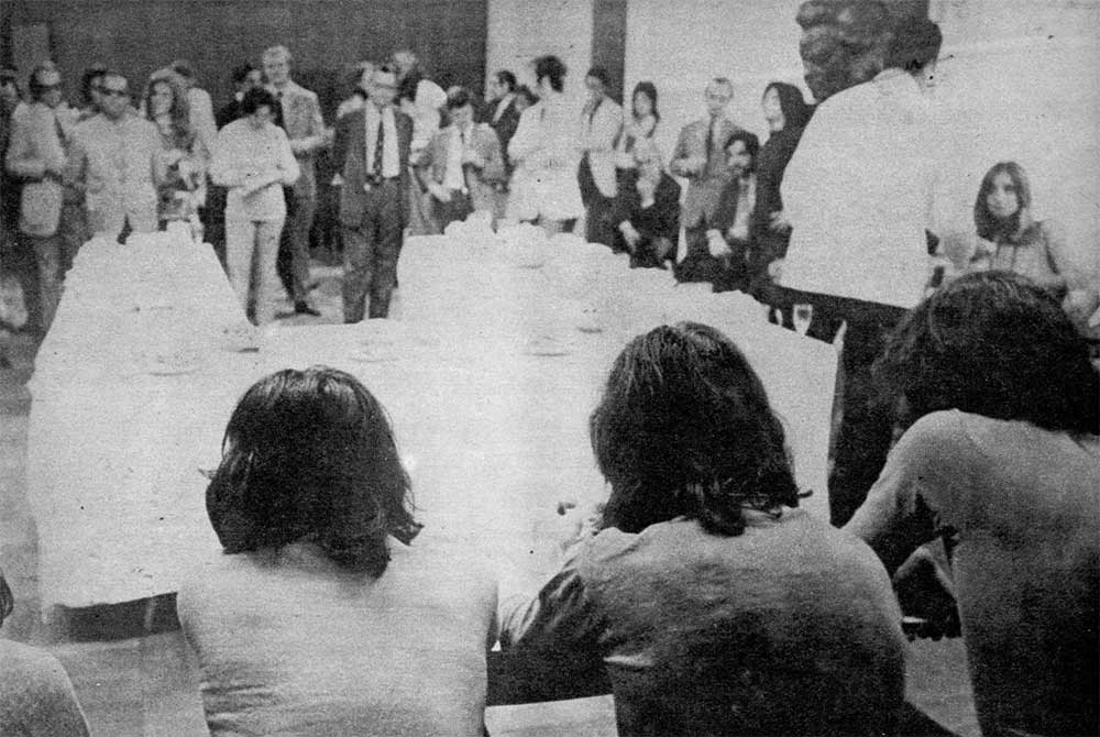 ¿Qué pasa con Vox Dei? - Con Vox Dei las cosas empezaron a tener aspectos empalidecedores después de algunas actuaciones. realizadas en la zona de la Costa durante el verano pasado, que no fueron juzgadas demasiado bien por los entendidos que las presencia ron. Ese rumor llegó a Buenos Aires. Además, mientras para algu nos sus nuevos temas erar real- mente muy buenos, para otros dejaban mucho que desear: “Como si Vox Dei se hubiera estancado”, decían, un burlote que visiblemente carece de fundamento. Pero las versiones siguieron. Y tuvieron eficaz confirmación de que algo pasa- ba cuando, sólo misteriosamente, y a través de intrincados caminos de información, pudo saberse que el guitarrista Nacho Smilari había si do excluido del grupo por problemas (esta vez sí que no existió el argumento musical de siempre) de nivel personal. Desentendimientos, fricciones con el resto del grupo rían originado la determinación. Con mucha reserva se realizaron gestiones en Buenos Aires (el grupo permanecía en Villa Gesell) para conseguir un reemplazante d81803c7 607f 42da a0bd 61266d410f0f