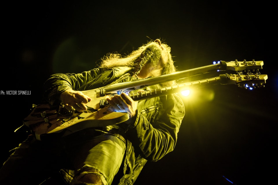 Sons of Apollo en Groove: el verdadero legado del Dios Sol - El supergrupo progresivo fundado por Mike Portnoy y Derek Sherinian visitó la Argentina para presentar “Psychotic Symphony”, su primer disco de estudio. Finalmente llegaron a nuestro país. Mike Portnoy (batería), Derek Sherinian (teclados), Billy Sheehan (bajo), Ron ‘Bumblefoot’ Thal (guitarra) y Jeff Scott Soto (voz) se presentaron por primera vez en la Argentina – es decir: todos juntos, como Sons of Apollo - para dar un show impecable, donde, además de presentar canciones de su disco de estudio, se permitieron coquetear con alguna que otra perlita del pasado. El concierto, que arrancó con “God of the Sun”, continuaría, sin pausas, con “Signs of Time”, “Figaro’s Whore” y “Divine Addiction, para meter, inmediatamente, el primer cover de la noche: “Just Let Me Breathe”, de Dream Theater. Con un quinteto ajustadísimo, siempre a la altura de las circunstancias, la banda recorrió de punta a punta, pero no en orden, su único álbum. Así, pasaron, fueron pasando “Labyrinth”, “Lost in Oblivion”, la hermosa cuasi balada “Alive”, y el monstruoso y épico instrumental de casi once minutos “Opus Maximus”. Como cabía esperar, todos tuvieron su protagónico, a solas, en el escenario (curiosamente, Portnoy fue el único sin número solista): Bumblefoot, con una divertida – y virtuosa, claro - versión del “Pink Panther Theme”; Soto jugando con el delay en un magistral a capella de “The Prophet’s Song” y una emotiva interpretación, junto al guitarrista, de “Save Me” (los dos, clásicos de Queen); Sheehan como irrefutable prueba de vida alienígena y, Sherinian, aprovechando el cien por ciento de sus bancos de sonidos para servir de preludio al que sería el momento más elevado de la velada, el del segundo cover: “Lines in the Sand”, - también de la ex banda de los fundadores -, con mención especial para el inquieto Bumblefoot que, en las botas del gran John Petrucci, supo poner la piel de gallina a toda la concurrencia con su fenomenal interpretación del conmovedor solo. Pero todo tiene un final. El gran cierre llegaría a dos horas del inicio, después de un brevísimo descanso: primero sonaría “And The Craddle Will Rock” (cover de Van Halen) y, ahora sí, definitivamente, la que estaba faltando del nuevo disco: “Coming Home”. Y, mientras los músicos, saludando atónitos ante la respuesta del público se preparaban para dejar el escenario, la ovación no encontraba punto final. Aristeo, Orfeo, Troilo, Eleuter, Coribantes, Asclepsio, Mileto, Anfiso son, según la mitología grecorromana, algunos de los hijos que Apolo, patrono de las bellas artes y la música, entre otras cosas, dejó en esta tierra. Mike, Derek, Billy, Ron y Jeff no aparecen en ninguna lista oficial. Aun así, permitámonos creer que solo se trata de un error: estos cinco tienen que ser hijos de Apolo. Si no, no se explica. Fotos: Víctor Spinelli db05f725 a043 415a 894d 85e394a1dab9